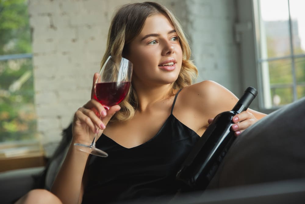 mulher bebendo vinho sem álcool