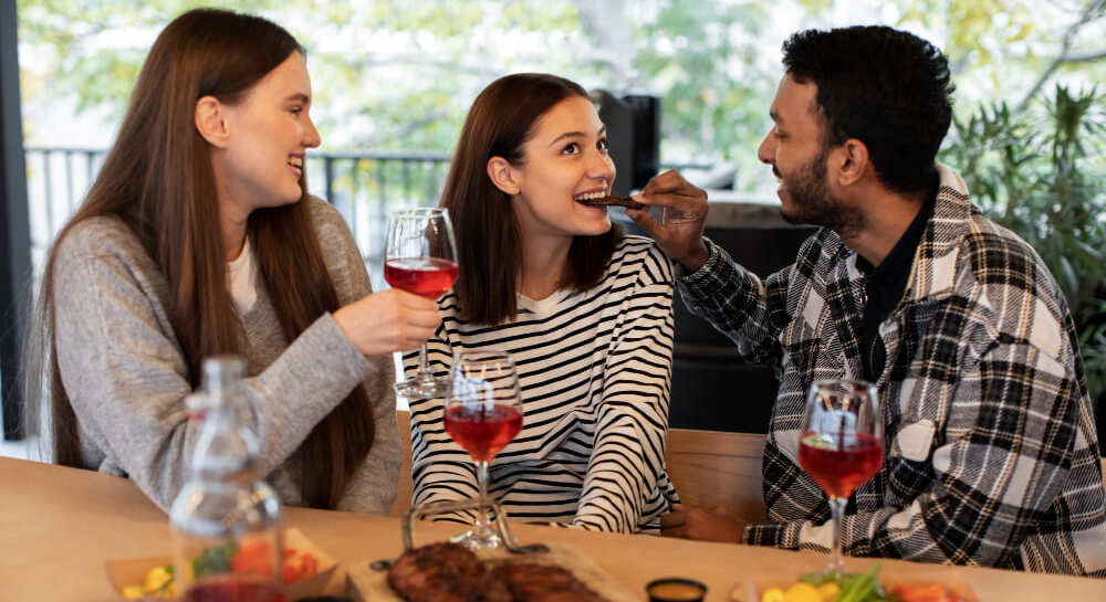 amigos com tábua de frios e vinho de divertindo